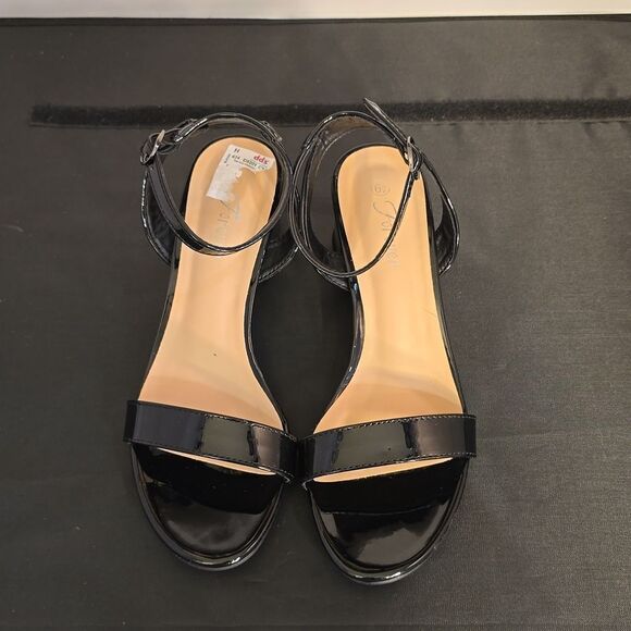 BRAND NEW FOREVER ALMOND TOE LOW BLOCK-HEEL SANDAL - Picture 2 of 16